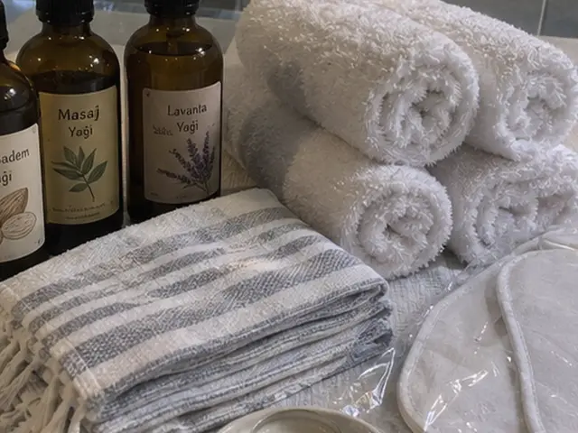 Tatlı badem ve lavanta yağı, havlular, peştemal ve mum — Hadımköy, Masaj Salonun