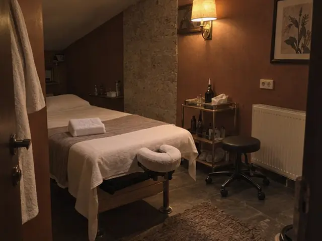 Bornozu asılı, sıcak ışıklı masaj odası — Hadımköy, Masaj Salonun