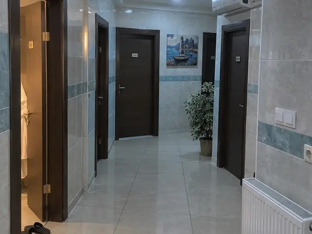 Açık mavi fayanslı koridor ve oda kapıları — Hadımköy, Masaj Salonun